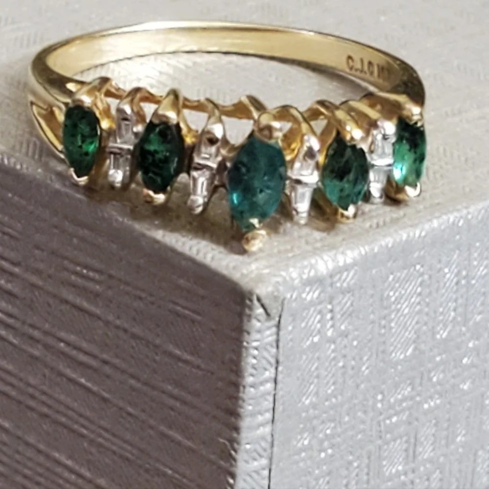 Elegant Gold and Green Stone Ring - Picture 8 of 8